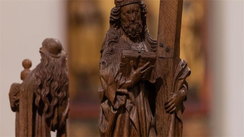 Der Heiligen Wilgefortis wuchs durch göttliches Eingreifen ein Vollbart, wodurch sie einer Zwangsverheiratung entging. Allerdings wurde sie daraufhin von ihrem wütenden Vater gekreuzigt.