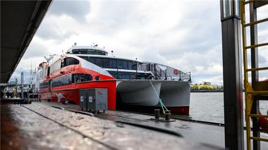 Der Helgoland-Katamaran im März 2023 vor der Abfahrt an den Landungsbrücken.