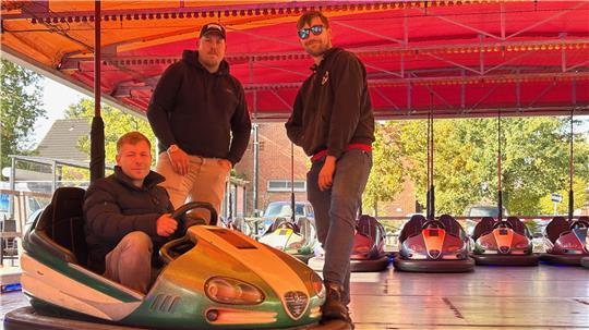Der Herbstmarkt in Oldendorf ist startklar - der Autoscooter „Cadillac“ auch. Aufgebaut haben ihn Miguel Mantau am Lenkrad, Malte Möller und Damian Falkenberg (rechts).