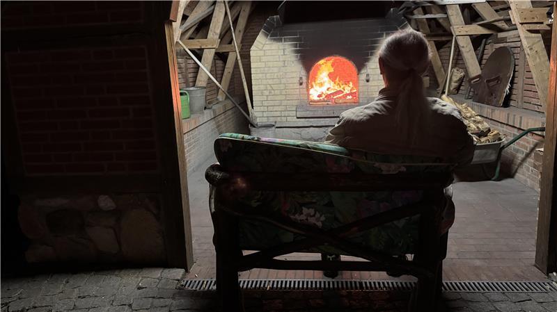 Der letzte Backtag in Agathenburg: Die Kunst, ein Höllenfeuer zu zähmen Der Herr des Höllenfeuers hat den Backofen genauestens im Blick.
