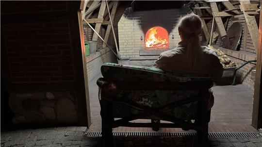Der letzte Backtag in Agathenburg: Die Kunst, ein Höllenfeuer zu zähmen Der Herr des Höllenfeuers hat den Backofen genauestens im Blick.