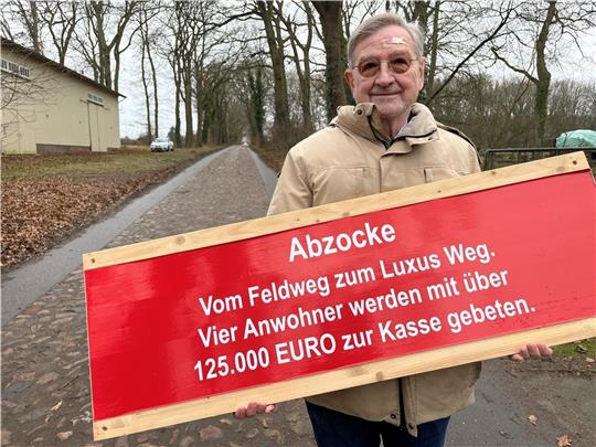 Der Heuweg-Anwohner Paul Müller hat vor Gericht gewonnen, die Gemeinde Dollern muss ihm und drei weiteren Grundstückseigentümern die unrechtmäßig erhobenen Straßenausbau-Beiträge zurückzahlen . Foto: Vasel