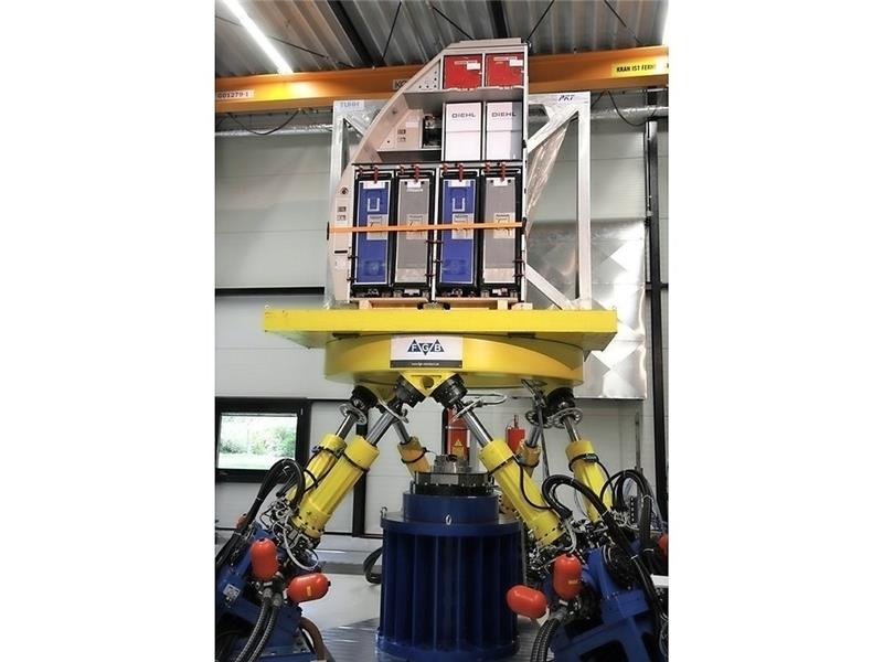 Der Hexapod mit einer Flugzeugküche . Foto Christian Schnabel, TUHH