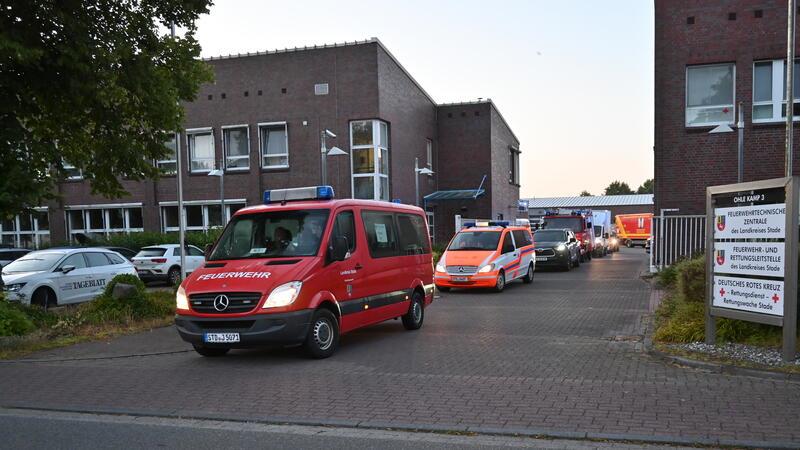 Hilfsgüter im Wert von 80.000 Euro sind auf dem Weg in die Ukraine Der Hilfskonvoi setzt sich um 5 Uhr morgens am Donnerstag in Stade in Bewegung, 1200 Kilometer und 18 Stunden Fahrt liegen vor den Helfern.