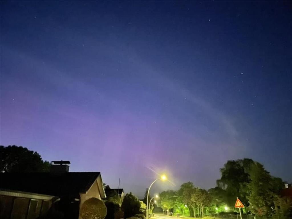 Der Himmel über Zeven erstrahlte im knalligen blau-lila - hier eingefangen von N...