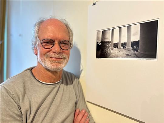 Der Himmelpfortener Fotokünstler Stefan Henning zeigt seine Arbeiten zum ersten Mal in der Villa von Issendorff. Foto: Klempow