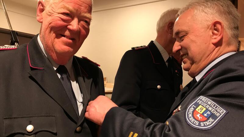 Der Himmelpfortener Hans-Dieter Braack (links) wurde vom stellvertretenden Kreisbrandmeister Thorsten Hellwege für 50 Jahre Mitgliedschaft in der Feuerwehr geehrt.