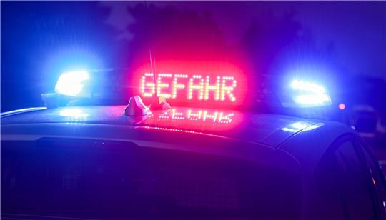 Der Hinweis «Gefahr» leuchtet auf dem Dach eines Einsatzwagens der Polizei.