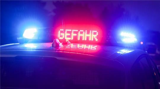 Der Hinweis «Gefahr» leuchtet auf dem Dach eines Einsatzwagens der Polizei.