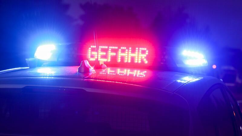 Müllwagen erfasst 79 Jahre alten Radfahrer: Mann tot Der Hinweis „Gefahr“ leuchtet auf dem Dach eines Einsatzwagens der Polizei.