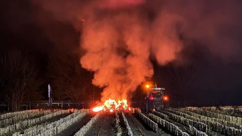Der Hinweis „Gefahr“ leuchtet auf dem Dach eines Einsatzwagens der Polizei.
