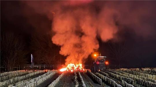 Der Hinweis „Gefahr“ leuchtet auf dem Dach eines Einsatzwagens der Polizei.