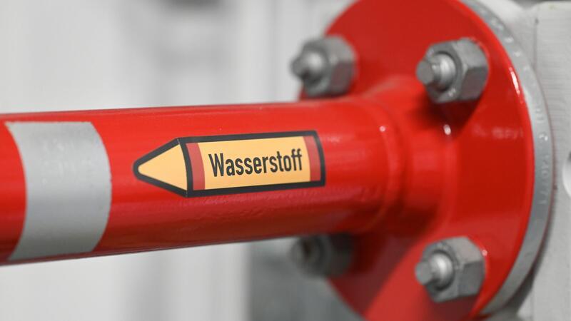 Anlage für grünen Wasserstoff in Neumünster geplant Der Hinweis Wasserstoff ist an einem Rohr in einem Verteilzentrum angebracht.