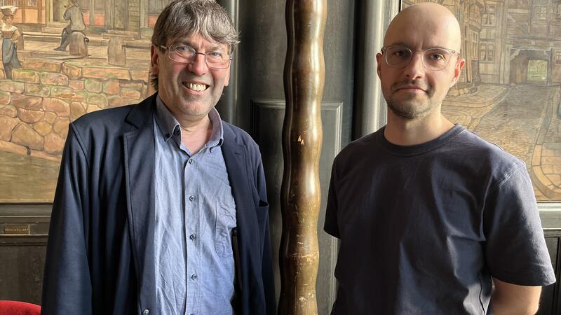 Der Historiker Norbert Fischer und Sebastian Merkel, Leiter des Stadtarchivs in Buxtehude.