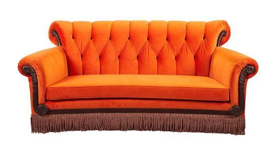 Der Hit der Auktion war ein oranges Sofa vom Set der „Friends“-Serie