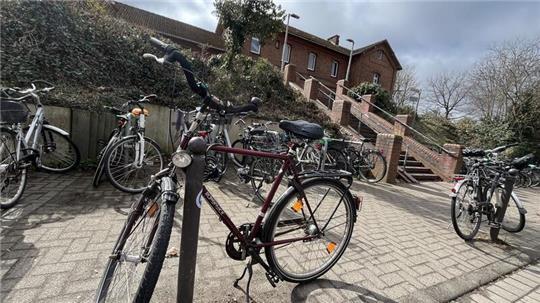 Der Höhenunterschied zwischen der Giselbertstraße und dem Bahnhof könnte bald sinnvoll genutzt werden. Auf Straßenniveau soll das erste Geschoss der Fahrradanlage gebaut werden.
