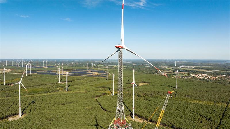 Der Höhenwindturm - hier noch im Bau - ist die höchste Windenergieanlage der Welt und zugleich das zweithöchste Bauwerk Deutschlands. (Archivbild)