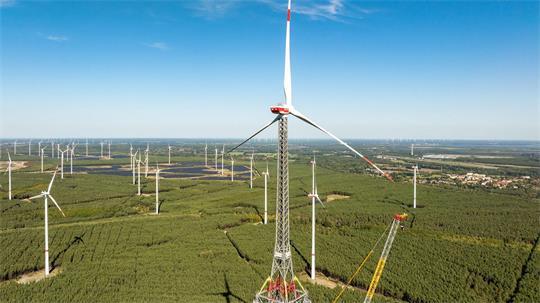 Der Höhenwindturm - hier noch im Bau - ist die höchste Windenergieanlage der Welt und zugleich das zweithöchste Bauwerk Deutschlands. (Archivbild)