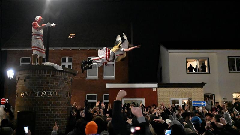 Friedliches Klaasohm-Fest auf Borkum ohne Kuhhorn-Schlagen Der Höhepunkt des Klaasohm-Fests auf Borkum ist das Springen der Klaasohms von einer Säule in die Menschenmenge.