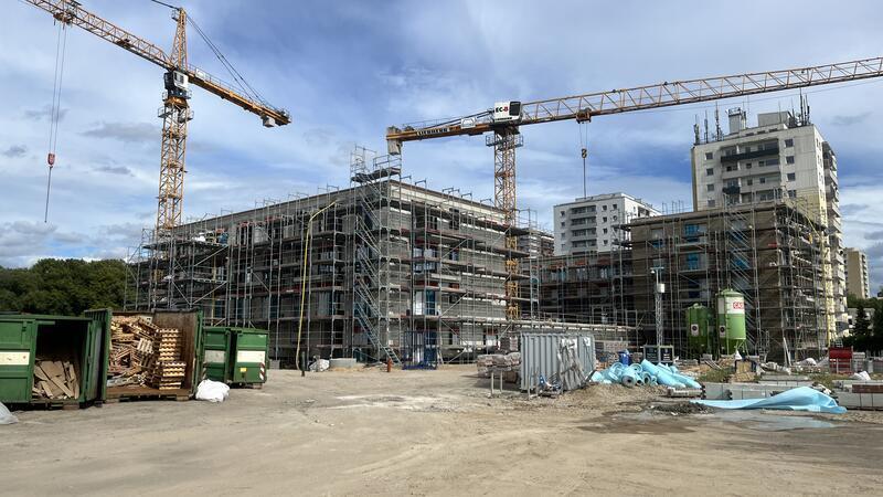 Buxtehuder Großprojekt: Im April ziehen die ersten Mieter ins Orchideenquartier Der Hof Elbe wächst in die Höhe. Im Hintergrund sind die Hochhäuser der Schröderstraße zu sehen.