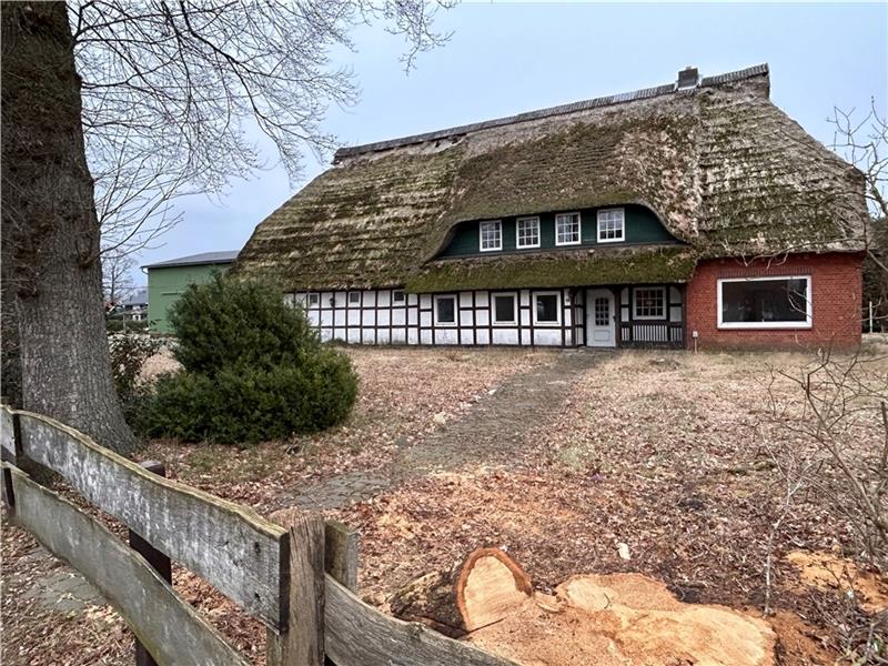 Neue Häuser auf altem Himmelpfortener Hof Der Hof an der Straße Forth. Drei alte Eichen sollen erhalten bleiben.