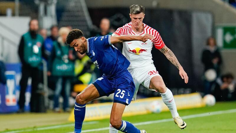 In Unterzahl: Leipzig kassiert spätes 1:1 in Hoffenheim Der Hoffenheimer Kevin Akpoguma (l) im Duell mit Benjamin Sesko.