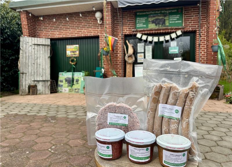 Der Hofladen in Wiegersen hat regelmäßig geöffnet. Bratwurst, Burger-Patties und verschiedene Wurstsorten vom Wasserbüffel gibt es hier zu kaufen.