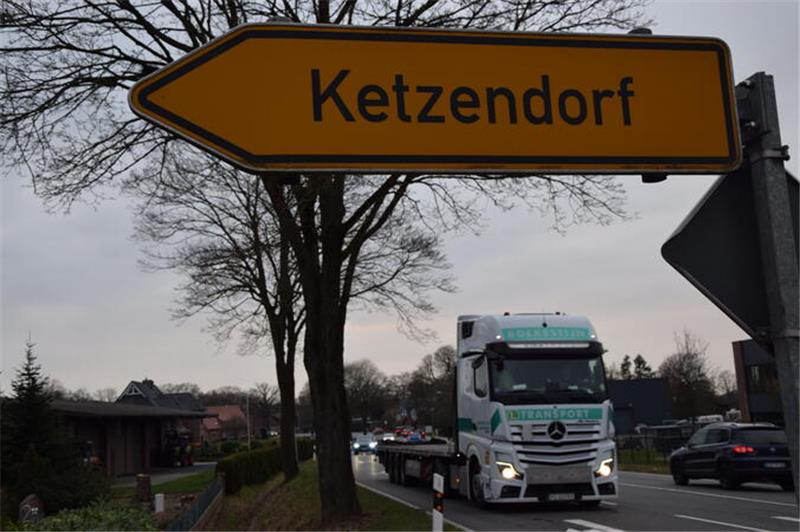 Grundstücke fehlen: Doch die Arbeiten für die B3 beginnen trotzdem Der Hogenbarg, der Ketzendorf mit der B 73 (Foto) verbindet, ist ein beliebter Schleichweg zur A 26 oder zur B3. Die Ortsumfahrung B3neu würde die Einwohner von Ketzendorf und Ovelgönne entlasten.