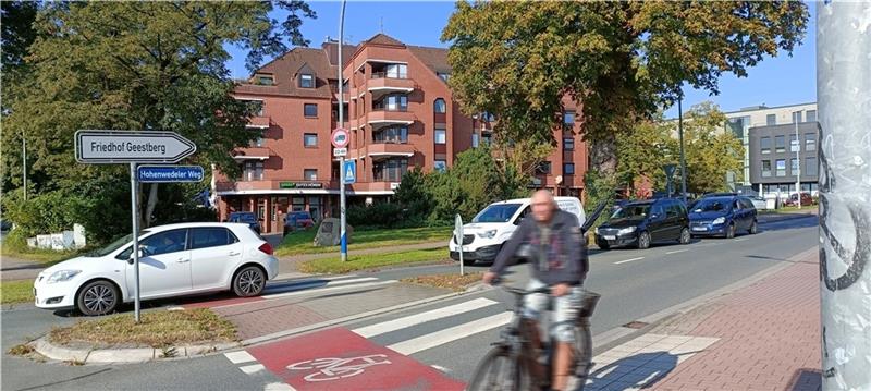Hier in Stade sollen Radler auf die Straße – Doch es gibt Einwände Der Hohenwedeler Weg ist nicht besonders breit. Die Straße wird von Auto-, Bus- und Radverkehr zeitweise intensiv genutzt. Foto: Bisping