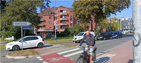 Der Hohenwedeler Weg ist nicht besonders breit. Die Straße wird von Auto-, Bus- und Radverkehr zeitweise intensiv genutzt. Foto: Bisping