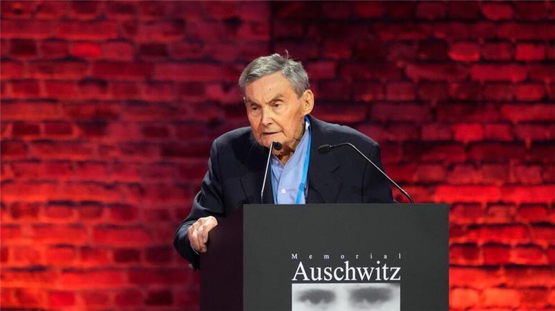 Der Holocaust-Überlebende Marian Turski spricht während der Gedenkfeier zum 80. Jahrestag der Befreiung des ehemaligen deutschen Konzentrations- und Vernichtungslagers Auschwitz-Birkenau. (Foto aktuell)