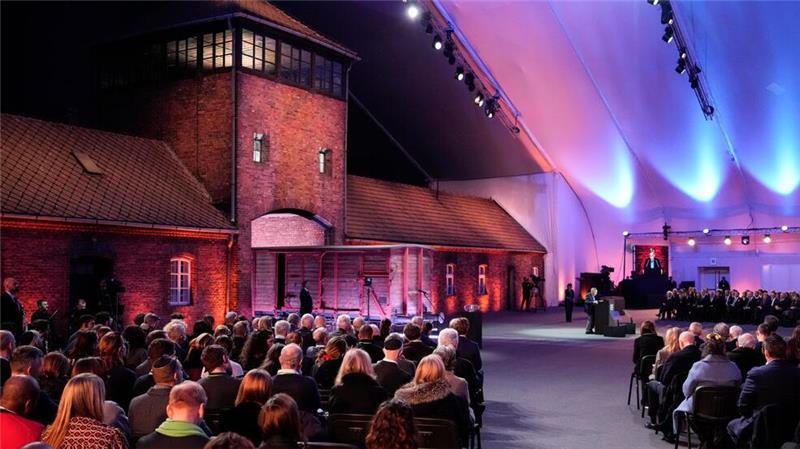 Der Holocaust-Überlebende Marian Turski spricht während der Gedenkfeier zum 80. Jahrestag der Befreiung des ehemaligen deutschen Konzentrations- und Vernichtungslagers Auschwitz-Birkenau. (Foto aktuell)
