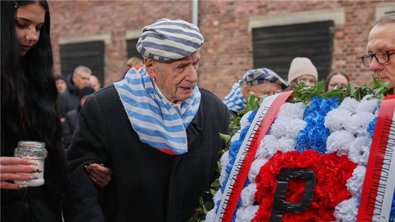 Der Holocaust-Überlebende Stanislaw Zalewski gedenkt mit anderen Überlebenden im früheren deutschen Konzentrations- und Vernichtungslagers Auschwitz der Opfer des NS-Terrors. 