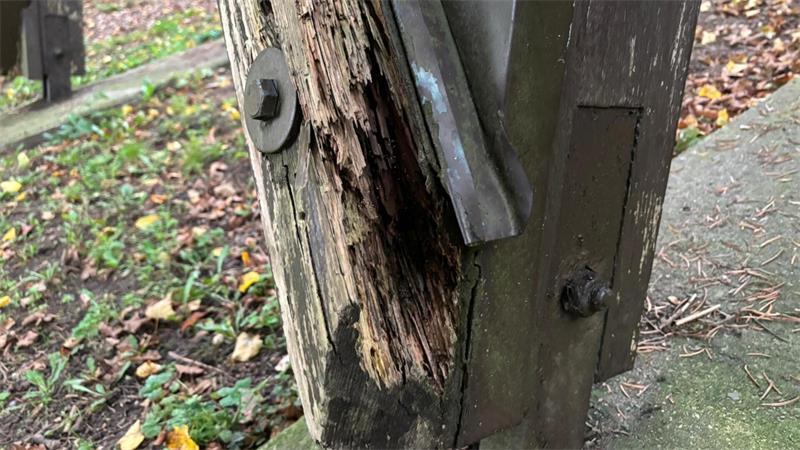 Nach fast zehn Jahren: Dollerner Friedhofsglocken läuten wieder Der Holzturm drohte durch die Schwingungen der Glocken einzustürzen.