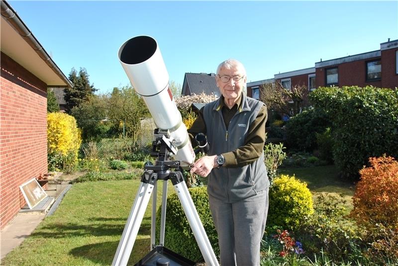 Der Horneburger Otto Duve guckt gern zu den Sternen. Im Garten präsentiert er bei Tageslicht sein Linsen-Teleskop, einen Refraktor mit zehn Zentimeter Öffnung. Foto: Lohmann
