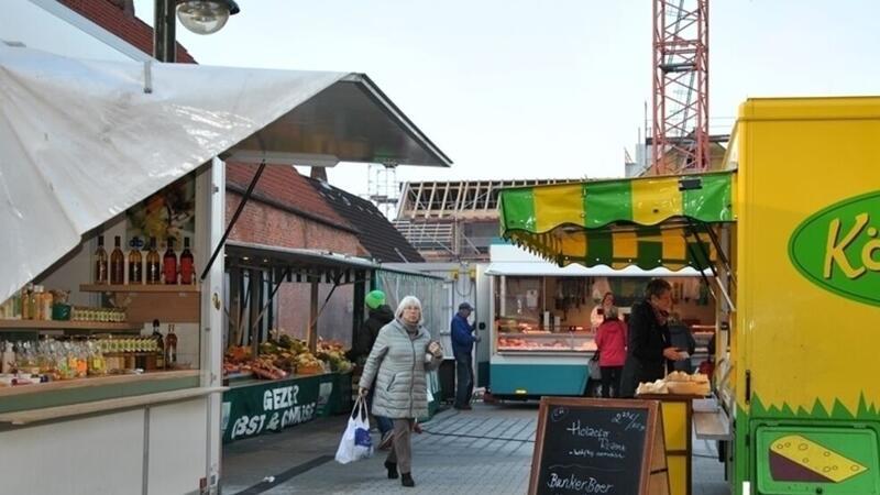 Der Horneburger Wochenmarkt musste 2016 vom Auedamm auf einen neuen Platz umziehen (Archivfoto).