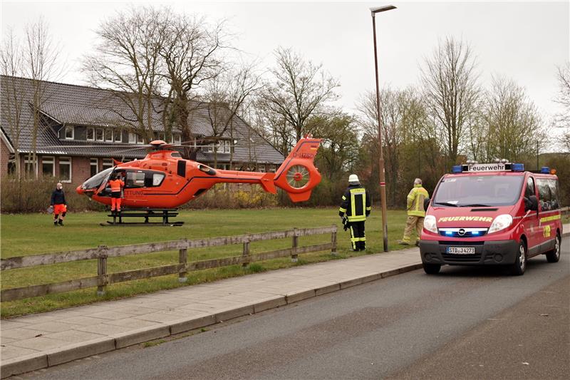Der Hubschrauber aus Hamburg landete neben dem Rathaus und brachte den Notarzt zum Patienten. Foto:  Rolf Hillyer-Funke / Freiwillige Feuerwehr Himmelpforten