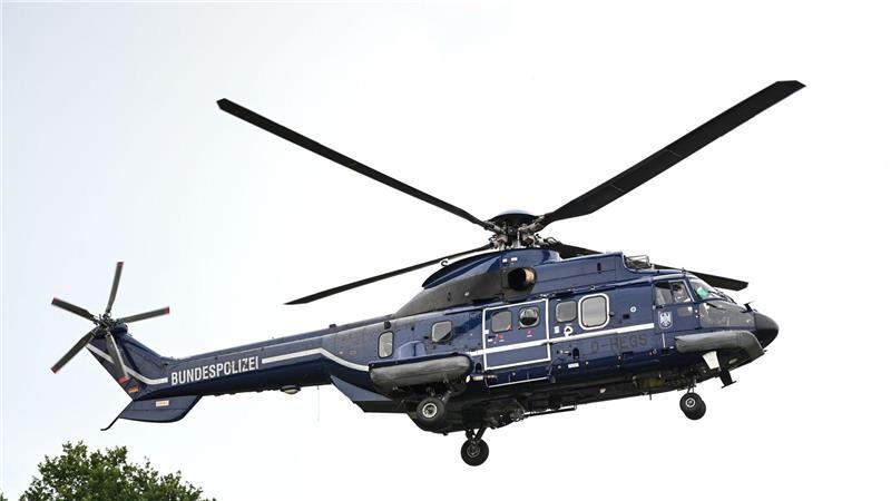 Grenzkontrollen mit Hubschrauber - „Auf einmal sind wir da“ Der Hubschrauber fliegt verschiedene Orte entlang der Grenze an.
