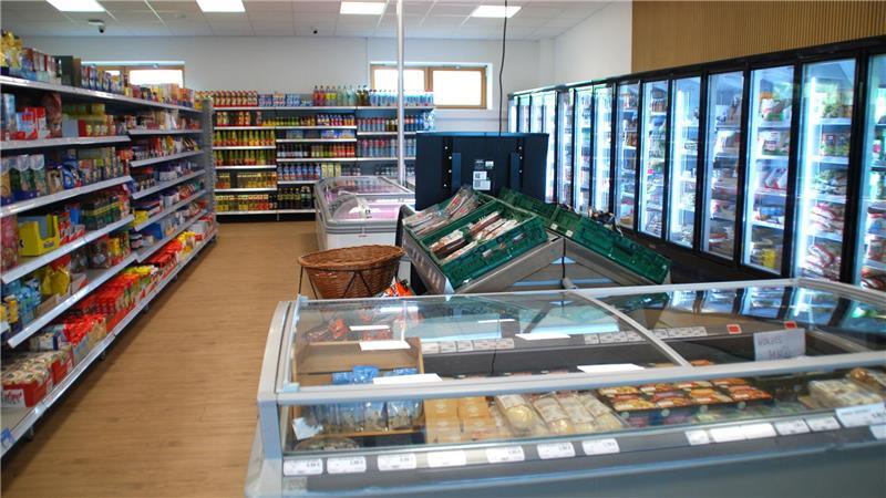 Der Hurtig-Markt bietet ein Vollsortiment mit 3000 Artikeln, Tiefkühlware, Wurst, Käse, Milchprodukte, Obst, Gemüse und regionale Spezialitäten.