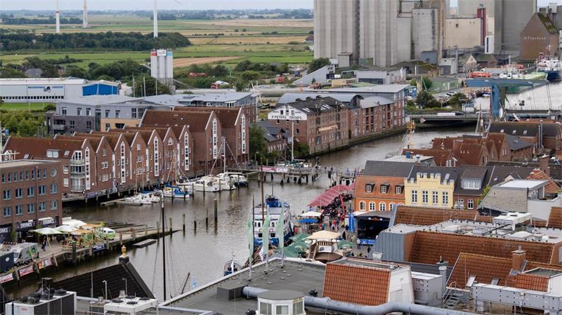 Der Husumer Hafen leidet unter zu geringer Wassertiefe. (Archivbild)