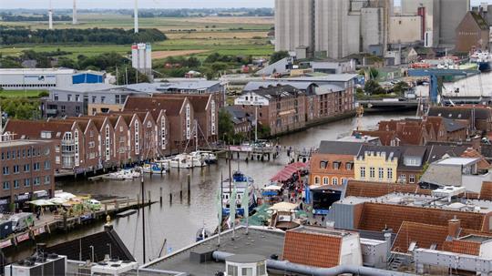 Der Husumer Hafen leidet unter zu geringer Wassertiefe. (Archivbild)