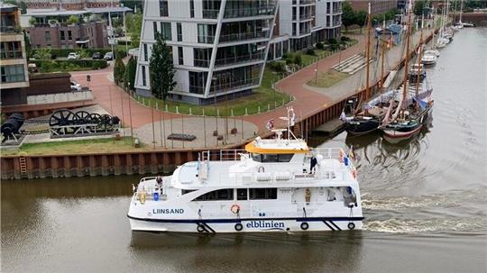 Der Hybrid-Katamaran „Liinsand“ im Stader Hafen. Die Fähre bot Platz für 50 Gäste.