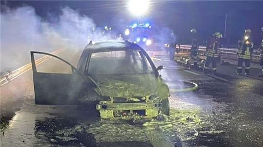 Der Hyundai brannte auf der A26 vollständig aus.