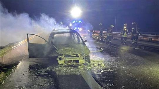 Der Hyundai brannte nach Weihnachten auf der A26 vollständig aus.