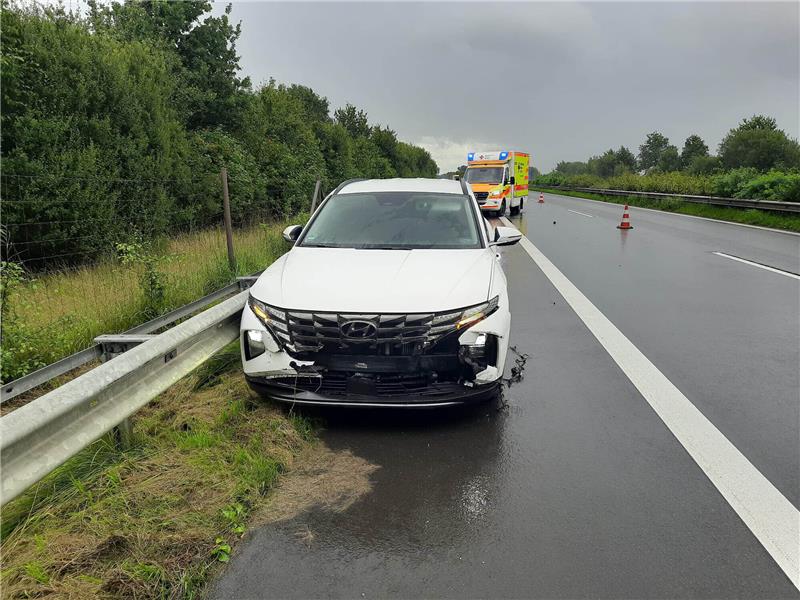 Unfall auf der A26: Hyundai prallt gegen Leitplanke Der Hyundai ist auf der A26 gegen eine Leitplanke geprallt. Foto: Feuerwehr