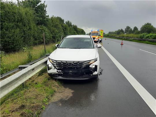 Der Hyundai ist auf der A26 gegen eine Leitplanke geprallt. Foto: Feuerwehr