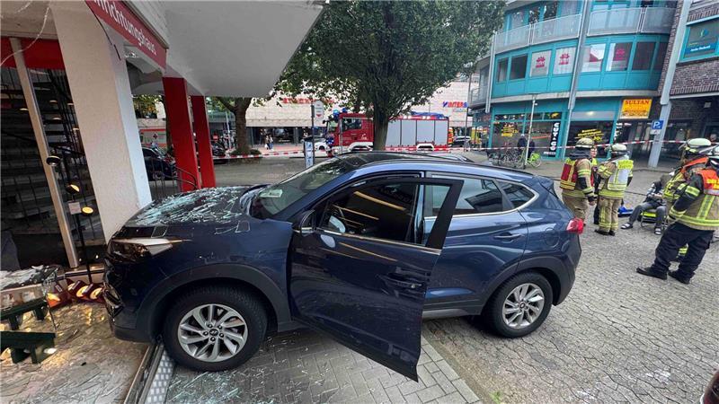 Der Hyundai ist in das Schaufenster des Buxtehuder Möbelgeschäfts gekracht.