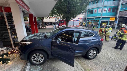 Der Hyundai ist in das Schaufenster des Buxtehuder Möbelgeschäfts gekracht.