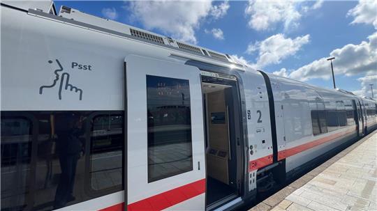 Der ICE L stammt vom spanischen Hersteller Talgo und ähnelt optisch eher den IC-Fernzügen des Konzerns. 