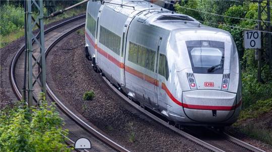 Der ICE-Verkehr zwischen Hamburg und Berlin soll ab Sommer 2026 verbessert werden. (Archivbild)